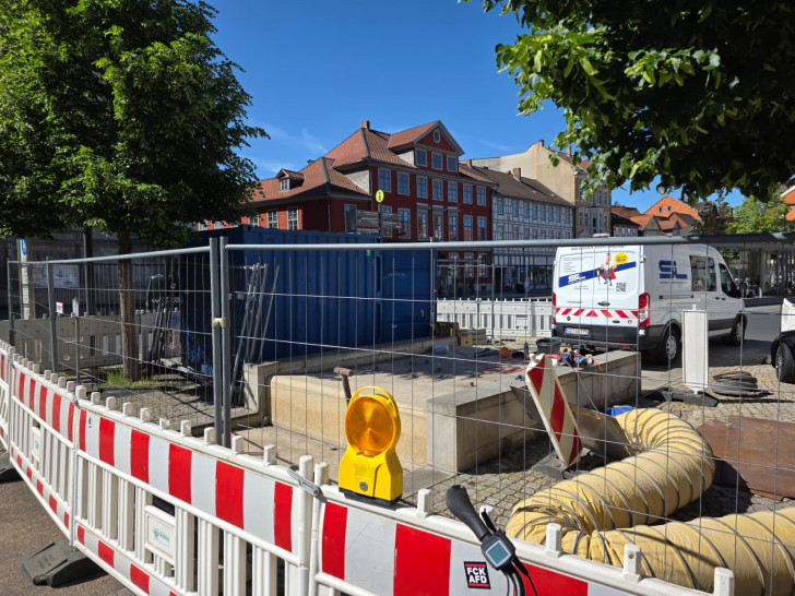 Der Brunnen an der Reichsstraße wird repariert.