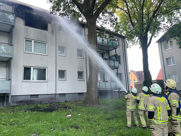 Flammen im Dachbereich werden bekämpft (Archiv)