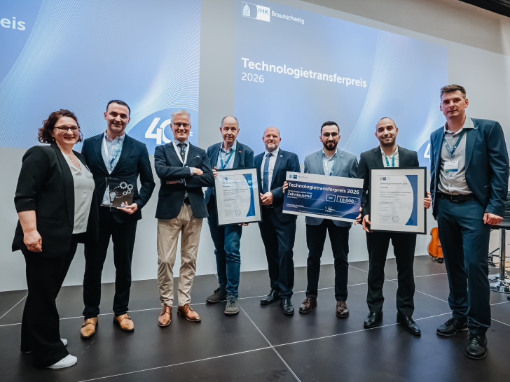 Anke Bergmann (Referentin Innovation der IHK Braunschweig), Dr. Mohammad Bahar (CEO & Co-Founder Composite Edge), Wolfgang Haupt (Composite Edge), Prof. Dr.-Ing. Markus Böl (Technische Universität Braunschweig, IMA), Dr. Florian Löbermann (Hauptgeschäftsführer der IHK Braunschweig), M. Sc. Yaser Zyada (CTO Composite Edge), M. Sc. Arash Yazdan (CRDO Composite Edge), Marcus Brünnel (Referent Innovation der IHK Braunschweig) (v. li.). 