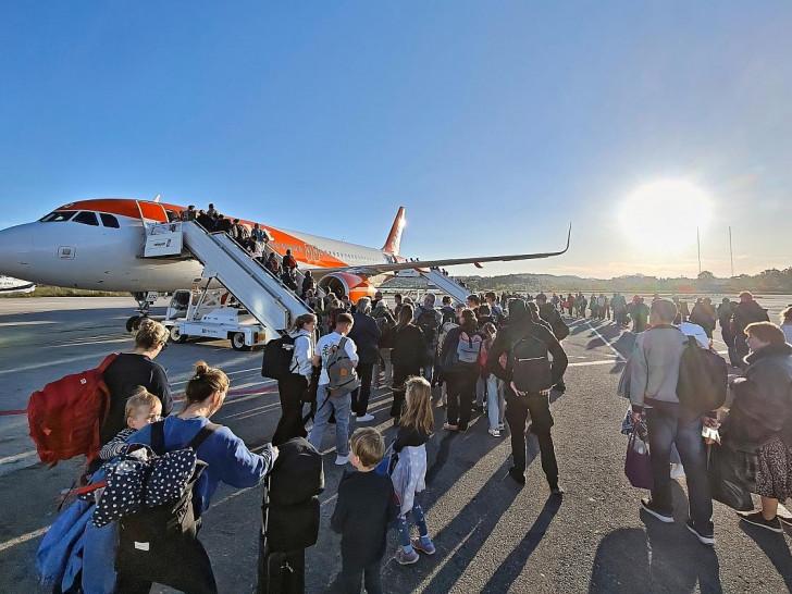 Passagiere steigen in ein Flugzeug von Easyjet (Archiv)