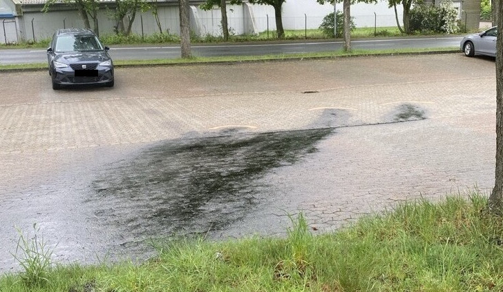Öllache auf dem Parkplatz an der Sporthalle in Mörse.