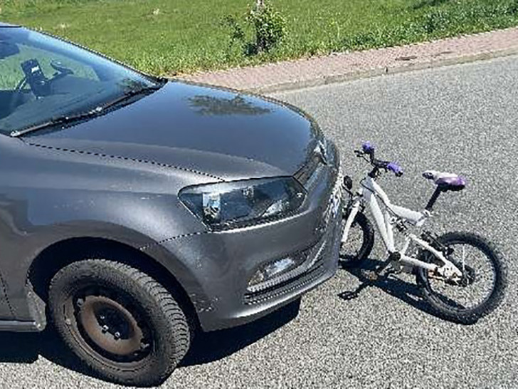 Der Autofahrer hatte das Kind übersehen, es kam zum Zusammenstoß.