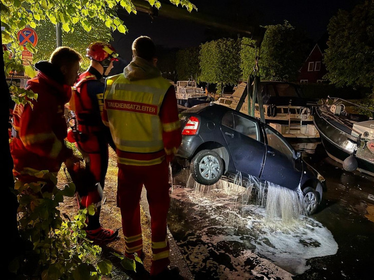 Mit dem Kran eines Abschleppwagens wurde das Auto aus dem Hafenbecken geborgen. (Archiv)