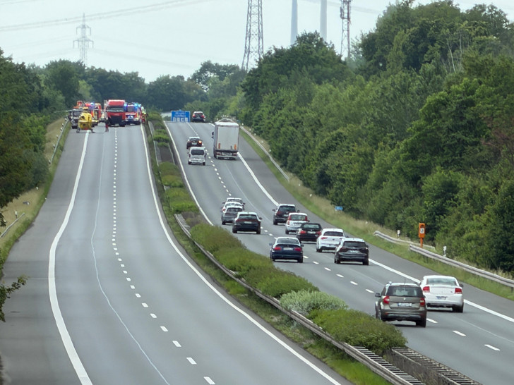 Gleich zwei schwere Verkehrsunfälle innerhalb kurzer Zeit haben am Samstagmittag auf der A39