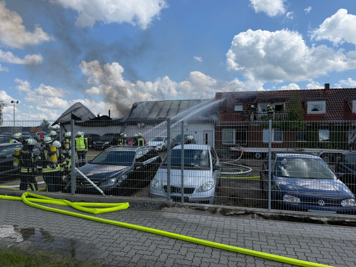 Insgesamt waren die Feuerwehren der Samtgemeinde Wesendorf mit rund 70 Einsatzkräften vor Ort.