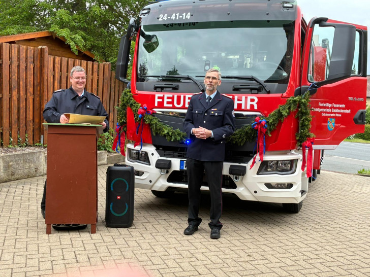 Hier findet die offizielle Übergabe statt: Die Ortsfeuerwehr Rhene hat ein neues Löschfahrzeug.