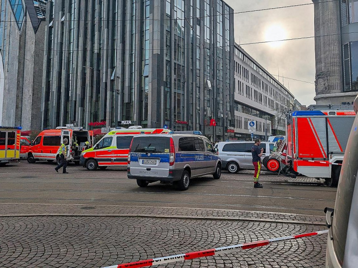 Auto fährt in Leipzig in Menschenmenge am 04.05.2026