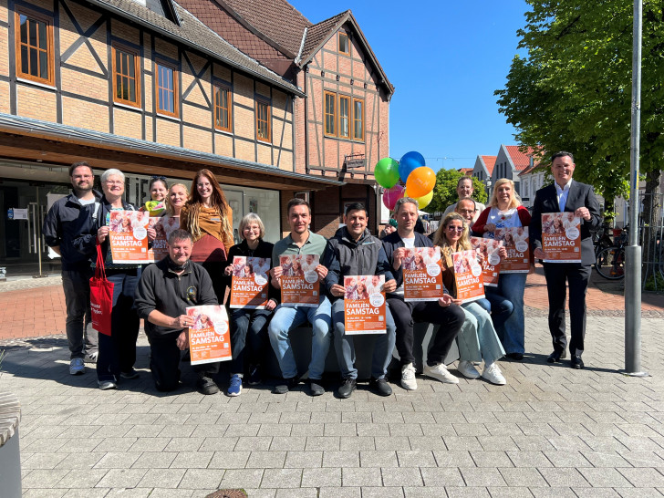 Mitglieder des Gifhorner Bündnisses für Familie und der City-Gemeinschaft Gifhorn stellen das Programm zum 5. Familiensamstag vor.