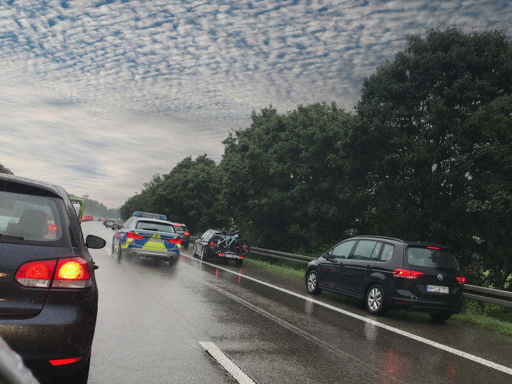 Kommt es zu einem Stau, ist frühzeitig eine Rettungsgasse zu bilden. Dabei gilt: Fahrzeuge auf der linken Spur fahren nach links, alle übrigen weichen nach rechts aus, damit Einsatzkräfte schnell zum Unfallort gelangen können.