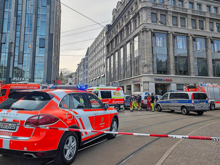 Auto fährt in Leipzig in Menschenmenge am 04.05.2026