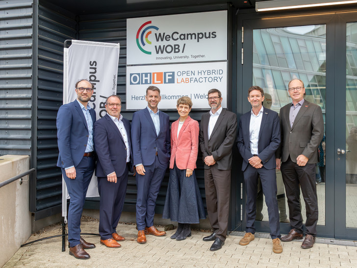 Bei der Namensverkündung am 11. Mai 2026 in Wolfsburg: Jens Hofschröer, Dezernent für Digitales und Wirtschaft Stadt Wolfsburg, Prof. Dr. Michael Thomas, Leiter Fraunhofer CCEM, Dennis Weilmann OB Stadt Wolfsburg, Prof. Dr. Angela Ittel, Präsidentin TU Braunschweig, Prof. Dr. Thomas Benda, Vizepräsident für Lehre, Studium und Weiterbildung, Ostfalia Hochschule für Angewandte Wissenschaften, Dr. Marko Gernuks, Volkswagen Group, 2. Vorsitzender OHLF e. V., Prof. Dr. Markus Henke, Vizepräsident Forschung und Internationales, TU Braunschweig.