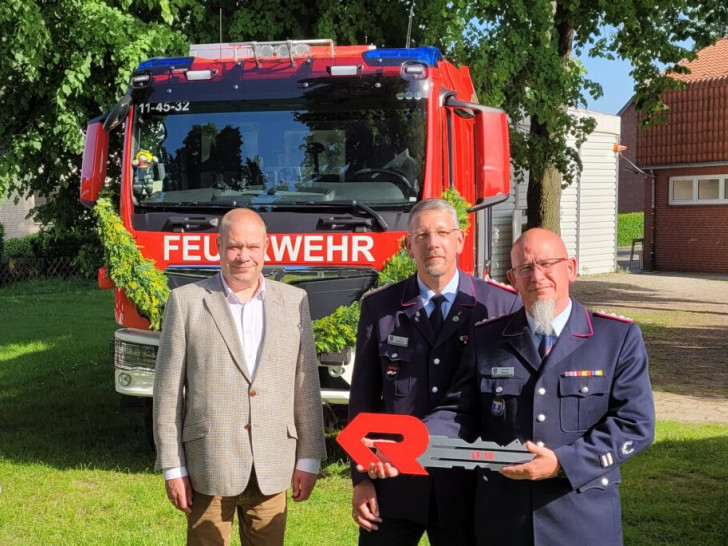 Bürgermeister der Stadt Helmstedt Wittich Schobert (li.) mit Stadtbrandmeister Christian Kahl (Mitte) und Ortsbrandmeister Manuel Schrader. 