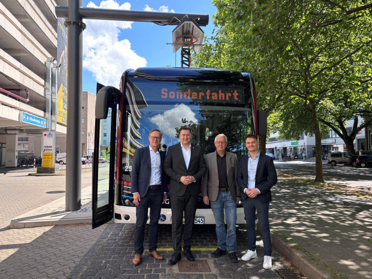 Klaus Benscheidt, Dr. Thorsten Kornblum, Jörg Reincke und BSVG-Aufsichtsratsvorsitzender Claas Merfort vor dem Lade-Punkt an der Wilhelmstraße.