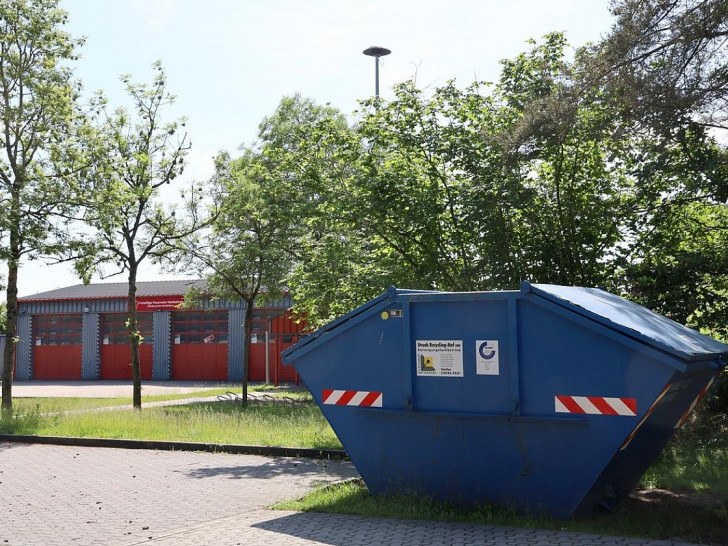 Der Papiercontainer am Hambührener Feuerwehrhaus wird künftig nur noch von montags bis freitags aufgestellt. (Archiv)