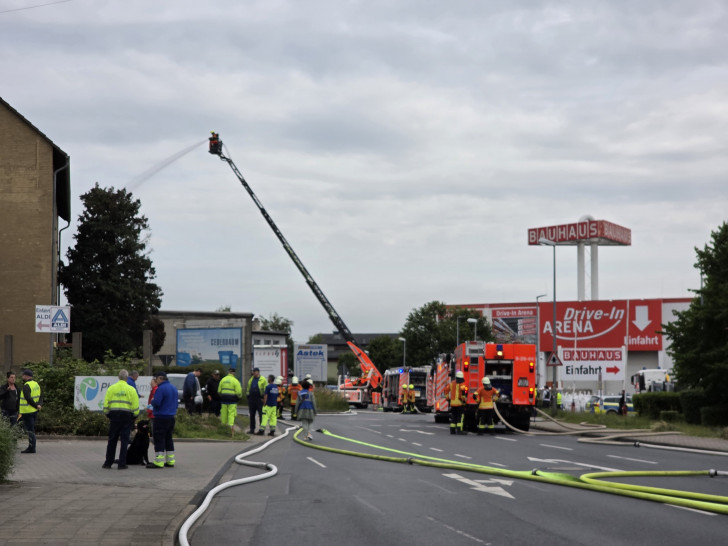 Die Feuerwehr ist bei umfangreichen Löscharbeiten in Lehndorf im Einsatz.