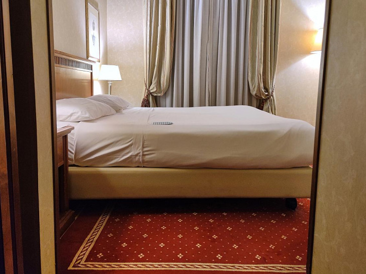 Bett in einem Hotelzimmer (Archiv)