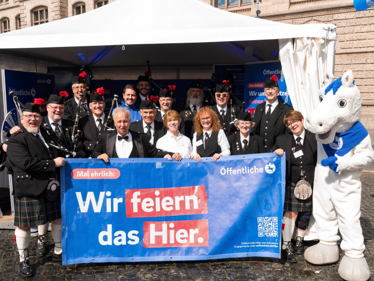 Die Musikerinnen und Musiker von Pipes & Drums of Brunswiek freuen sich über den zweiten Platz beim Spendenglücksrad der Öffentlichen zum Tag der Niedersachsen.