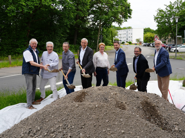 Oberbürgermeister Dennis Weilmann (3. V. r.) und Stadtbaurat Kai-Uwe Hirschheide (4. V. l.) setzten im Beisein von Vertretern aus Politik und Verwaltung den offiziellen Spatenstich zur Grunderneuerung der Rabenbergstraße.