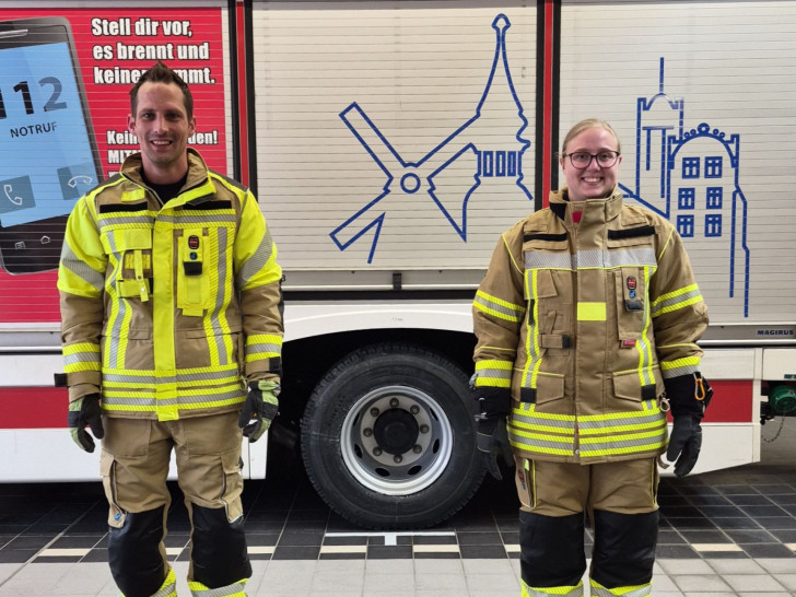 Tamina Becker (re.) und René Kettner von der Ortsfeuerwehr Gifhorn tragen die neue Schutzbekleidung.