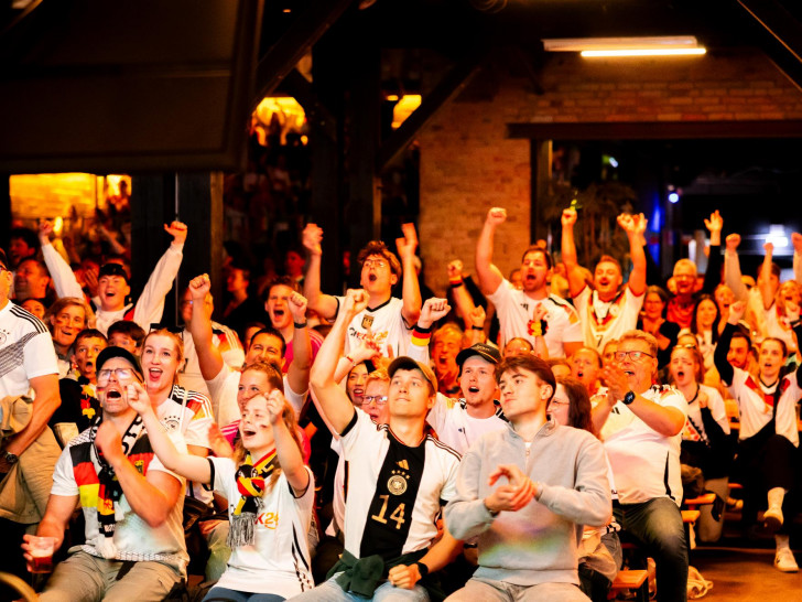 Da kam Stimmung auf: beim Public-Viewing im Schön & Frölich zum ersten Gruppenspiel der deutschen Nationalmannschaft.
