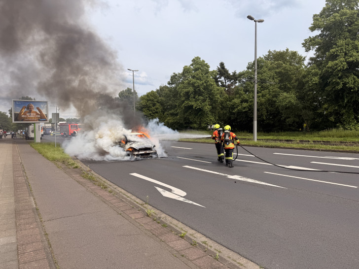 Das Auto stand bei Eintreffen der Einsatzkräfte bereits in Vollbrand.