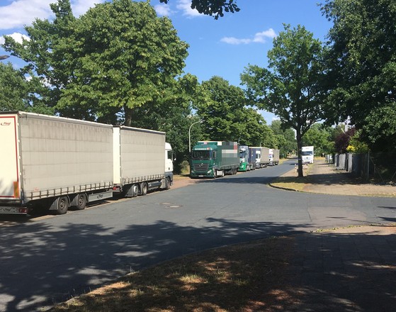 Im Bereich Waller Weg / Heesfeld in Veltenhof stehen regelmäßig zahlreiche Lkw.