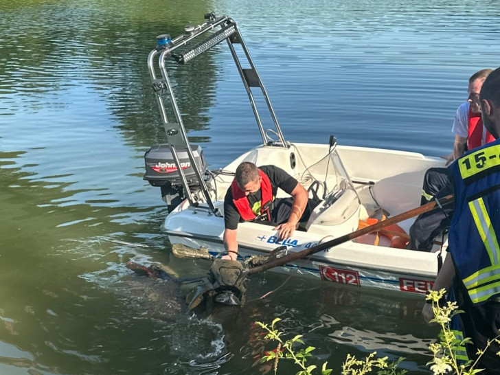 Das Motorrad wird aus dem Kanal gezogen