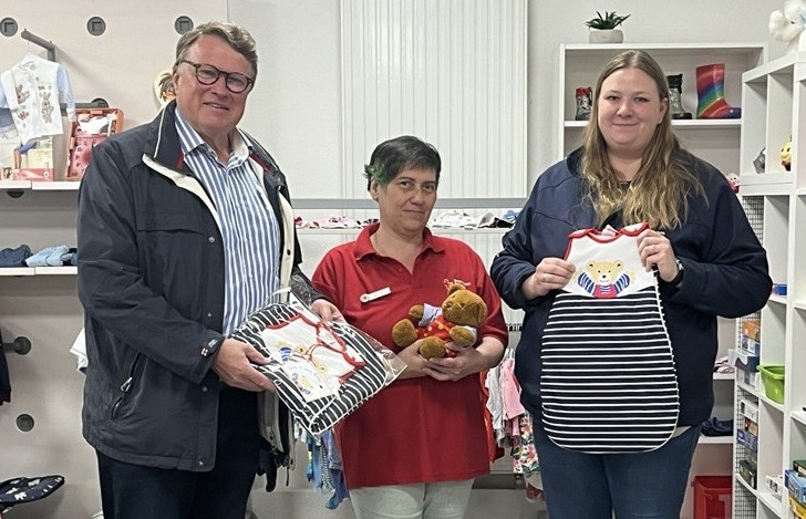 Reinhold Renger, Geschäftsführender Vorstand der Kroschke Kinderstiftung, Stefanie Nörenberg und Frederike Schwieger vom Team des Projektes „Tafel packt Babytasche“ (v. li.).
