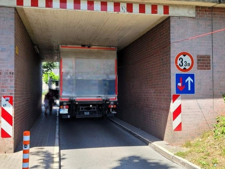 Bild des festgefahrenen Lkw (Archiv)