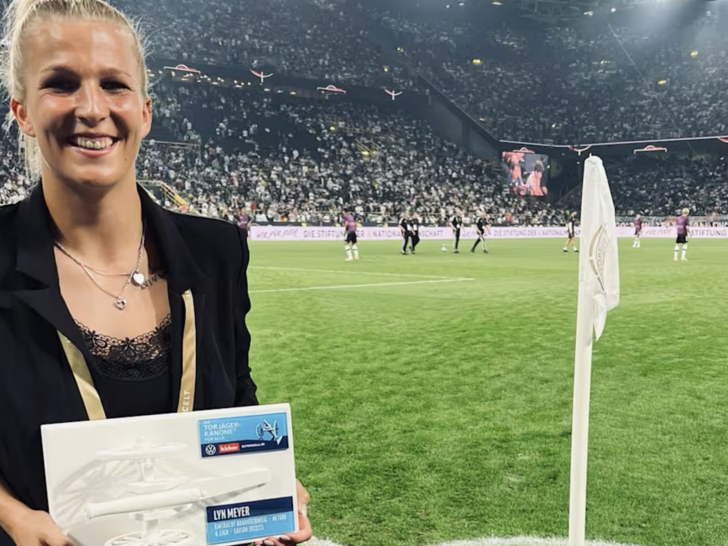 Lyn Meyer (hier bei ihrer ersten Auszeichnung mit der Torjägerkanone) schießt sich erneut deutschlandweit an die Spitze.