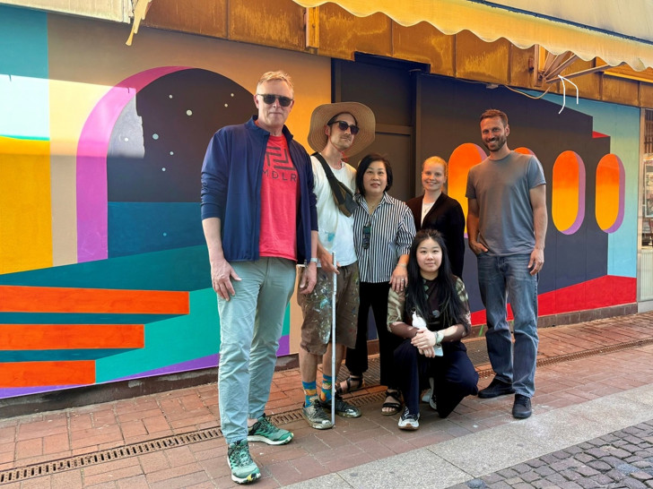 v. l. Frank Hocke (Vorsitzender des Junge Kunst e.V.), Andreas Linke (Künstler), Thi Ly Dang (Antragstellerin), Thu Huong Dang (Tochter der Antragstellerin), Elisa Almhaid (WMG) sowie Florian Martin (WMG).