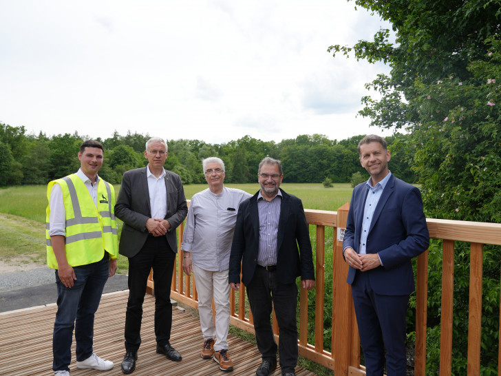 Neue Holzbrücke: Oberbürgermeister Dennis Weilmann hat die erneuerte Brücke im Beisein von Stadtbaurat Kai-Uwe Hirschheide sowie Vertretern aus dem Ortsrat offiziell eingeweiht.