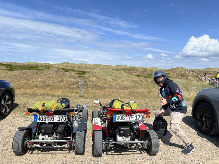 Die Content-Creator Timo Reinhardt (25) und Felix Schwarz (23) starten im Juni mit ihren straßenzugelassenen Go-Karts zu einer rund 1.500 Kilometer langen Charity-Tour von Wolfsburg bis nach Monaco.