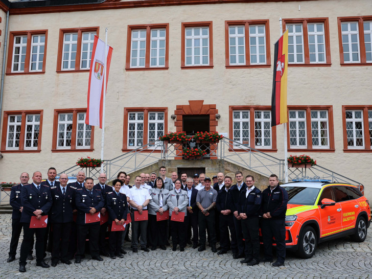 Gruppenbild aller Ernannten zusammen mit Oberbürgermeister Frank Klingebiel (1. Reihe mittig).