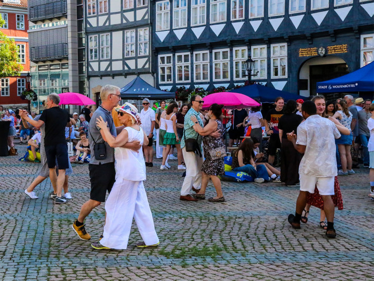 Auf dem Stadtmarkt wurde das Tanzbein geschwungen.