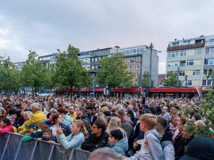 Großer Andrang vor der Bühne auf dem Schlossplatz.
