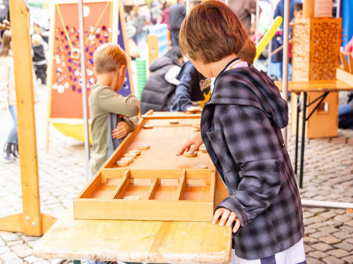 Kinderbetreuung in der Innenstadt: In den Sommerferien laden samstags bunte Zirkuszelte auf dem Kohlmarkt zum Spielen und Basteln bei der Löwenbande ein.