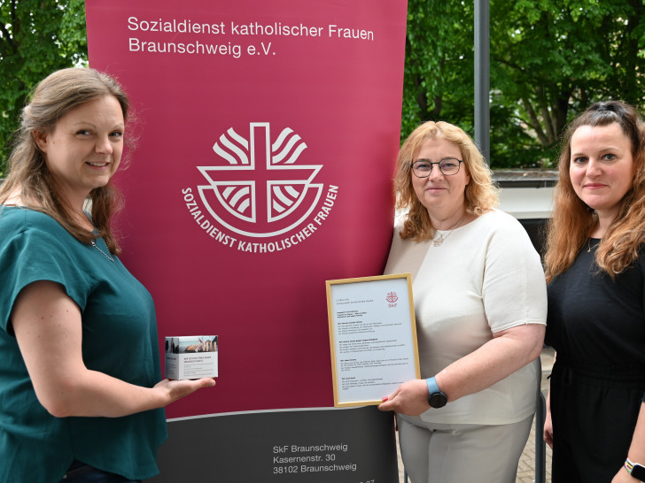 Der SkF schließt seine Beratungsstelle in Braunschweig Ende Juni, Schwangere können sich weiterhin bei Karen Vogel (links) in den Räumen der Caritas beraten lassen. Heike Willner (Mitte) ist die Vorsitzende beim SkF in Braunschweig, Dorotha Kahl (rechts) Jahrespraktikantin.
