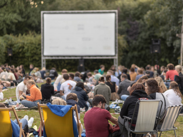 Kinofeeling unter freiem Himmel: Beim Sommerkino erleben Besucherinnen und Besucher ab dem 17. Juli ein vielfältiges Filmprogramm.