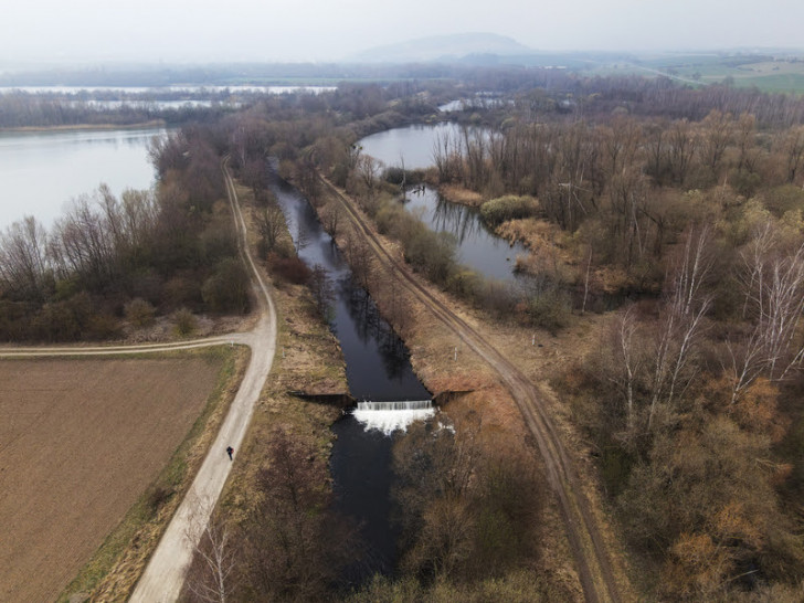 Der Ist-Zustand des Oker-Abschnitts bei Vienenburg aus der Luft: Zwischen den Kiesabbauflächen verläuft das Gewässer bisher stark kanalisiert.