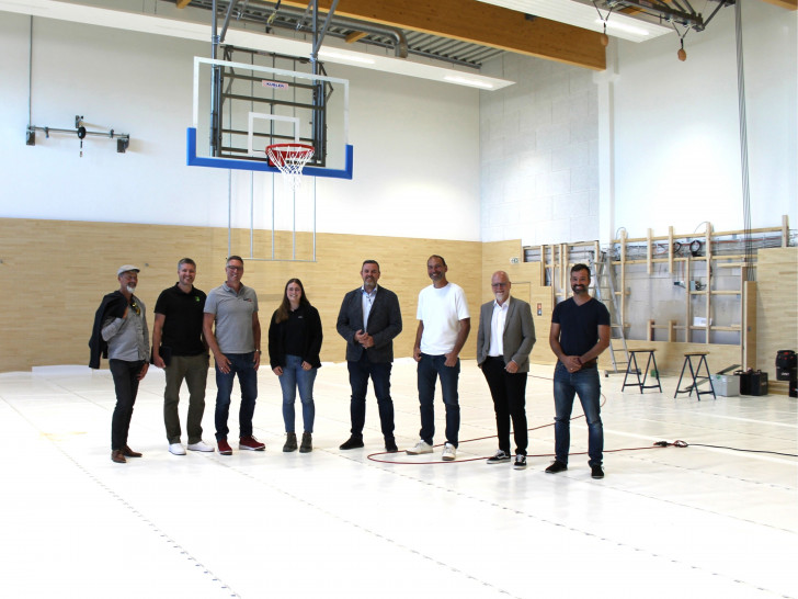 Klaus Hauser und Matthias Wischhof vom Ingenieurbüro PIH, Thomas Schultz und Karla Hannig vom Planungsbüro Die Planschmiede, Bürgermeister Andreas Busch, Bauamtsleiter Marco Schulz, Verwaltungsleitung Tobias Breske und Mario Junghans von der Bauverwaltung.