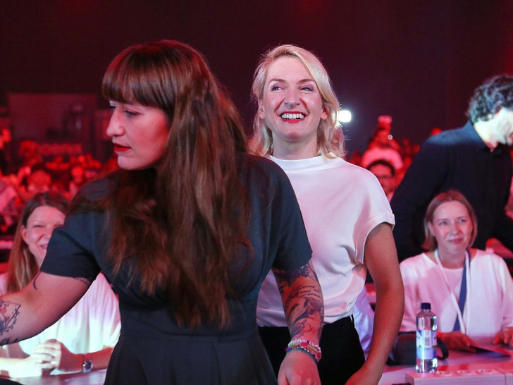 Heidi Reichinnek und Ines Schwerdtner am 19.06.2026