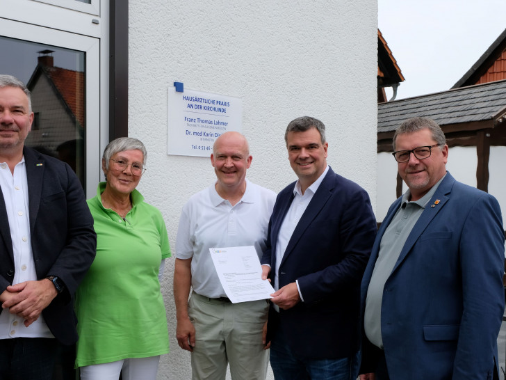 50.000 Euro Fördersumme gehen in die Gemeinde Liebenburg an die Hausärztliche Praxis an der Kirchlinde in Othfresen (von links): Erster Kreisrat Frank Dreßler, Dr. Karin Dinkel, Franz Thomas Lahmer, Landrat Dr. Alexander Saipa und Liebenburgs Gemeindebürgermeister Alf Hesse.
