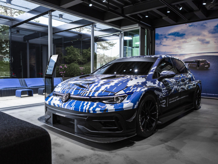Premiere am Nürburgring, jetzt in Wolfsburg erlebbar Mit dem Showcar Golf R 24H bringt die Autostadt ein Stück Motorsport in den Volkswagen R-Pavillon.