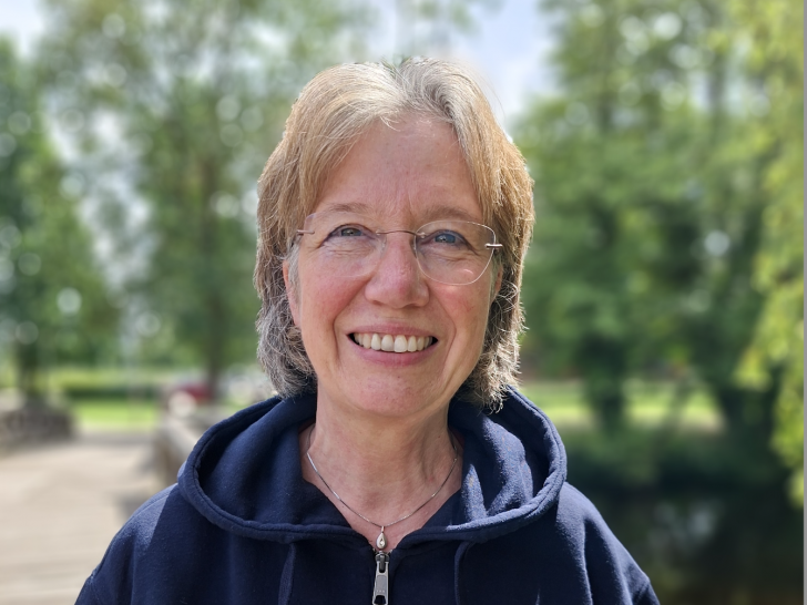 Anne Bleumer, Lotsin der Frühen Hilfen des Landkreises Gifhorn, besucht Familien direkt auf der Geburtsstation des Helios Klinikums Gifhorn und informiert über Unterstützungsangebote für Eltern mit Neugeborenen.