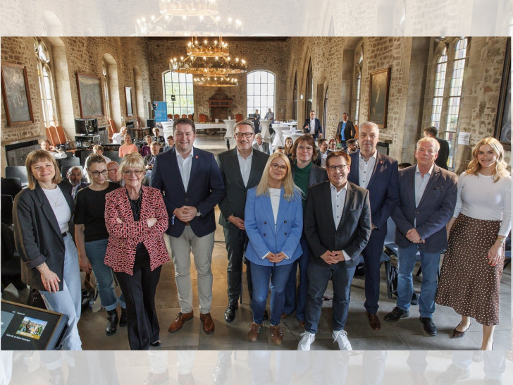Oberbürgermeister Dr. Thorsten Kornblum (4. v. li.), Moderatorin Adina Eggert (rechts, Braunschweig Zukunft GmbH) und die Referentinnen und Referenten beleuchteten beim zwölften Dialogforum aktuelle Entwicklungen in der Braunschweiger Innenstadt.