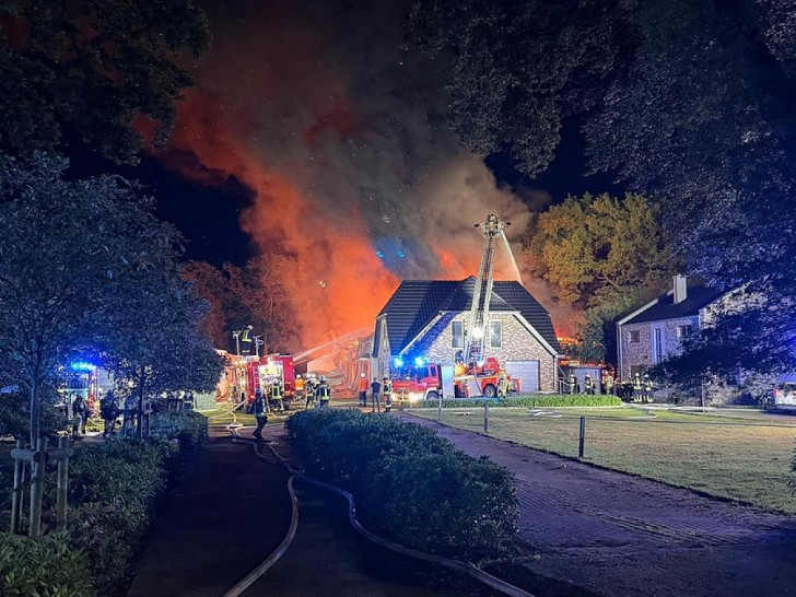 Das in Brand stehende Gebäude (Archiv)