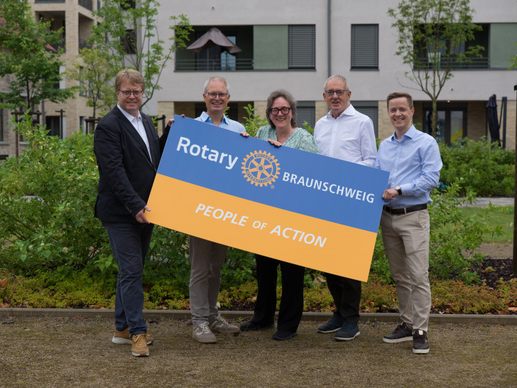 Eine Präsidentin und vier Präsidenten der Braunschweiger Rotary Clubs (v.l.): Daniel Keding (Richmond), Wolf Kleinschmit (Heinrich der Löwe), Alexandra Honcza (Hanse), Wolfgang Scheibel (Braunschweig), Christopher Bade (Oker).