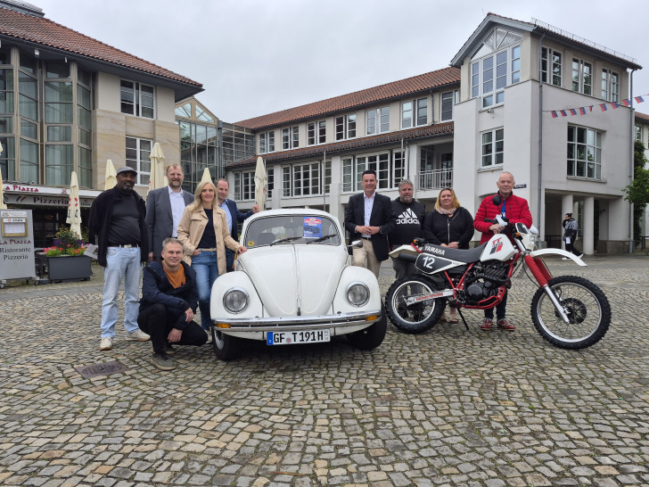 Dr. Kifle Tondo (Internationales Mühlenmuseum), Thomas Meinecke (Fachbereich Kultur, Stadt Gifhorn), Tim Faß (Sparkasse Celle-Gifhorn-Wolfsburg), Katja McFadden, Martin Ohlendorf (beide WisTa GmbH), Matthias Nerlich (Stadt Gifhorn), Daniel und Melanie Brusch (Automobilclub Gifhorn e.V.) und Horst Edler (Classic Superbikes Motorradmuseum) (v. li.).