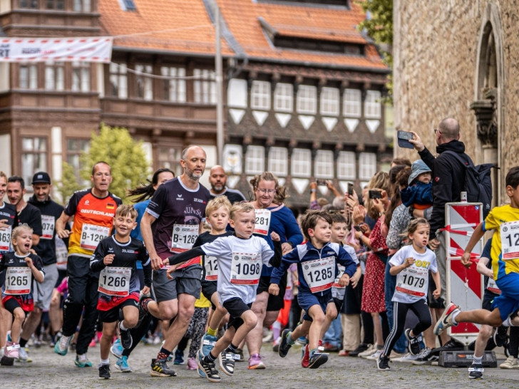 Sportlich durch die Löwenstadt. Beim Nachtlauf laufen am 19. Juni Klein und Groß durch die abendliche Innenstadt. 